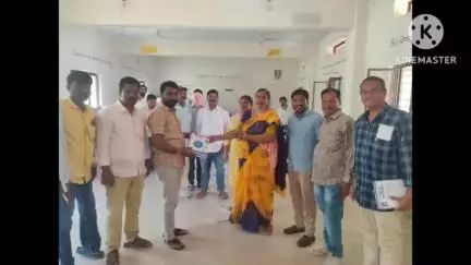 బాన్సువాడ: బాన్సువాడ మండలంలోని పాఠశాలలకు పాఠ్యపుస్తకాలను పంపిణీ చేసిన ఎంఈఓ నాగేశ్వరరావు