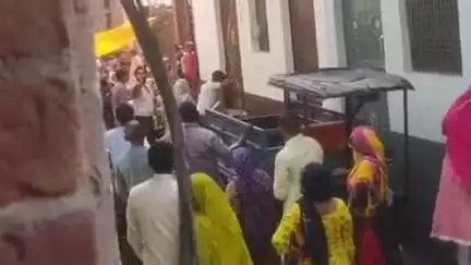 फिरोज़ाबाद: चिस्ती नगर से गुंडागर्दी का मामला सामने आया, लाठी-डंडे व देशी कट्टे से दबंगों ने जमकर दिखाई गुंडागर्दी, वीडियो वायरल