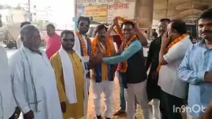 रॉबर्ट्सगंज: बढौली चौराहे पर बसपा के नए जिलाध्यक्ष रमेश कुशवाहा का कार्यकर्ताओं ने किया स्वागत