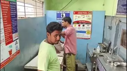 মন্তেশ্বর: কুলুটে বাবার মোটরসাইকেল থেকে পরে গিয়ে আহত ৭ বছরের মেয়ে।
