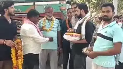 बिधूना: भटौली गांव से मां वैष्णो देवी के दर्शन के लिए भक्तों का बड़ा जत्था हुआ रवाना, लोगों में दिखा भारी उत्साह
