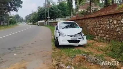 കോട്ടയം: പാലാ പൊൻകുന്നം റോഡിൽ പച്ചാത്തോടിൽ കാർ മതിലിൽ ഇടിച്ചു കയറി അപകടം