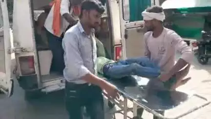 हाथरस: सासनी के समामयी गांव के पास तेज गति से बाइक टैंकर से टकराई, युवक गंभीर रूप से घायल, भेजा गया जिला अस्पताल