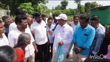 సంగెం: సంగెం మండలంలోని పలు గ్రామాల్లో ఇందిరమ్మ ఇళ్ల లబ్ధిదారులకు పట్టాలు పంపిణీ చేసిన ఎమ్మెల్యే