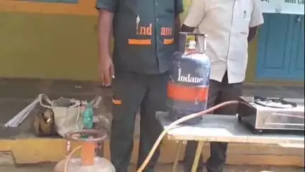 రాయదుర్గం: వంట గ్యాస్ వినియోగంలో గృహిణులు తీసుకోవాల్సిన జాగ్రత్తలపై 74 ఉడేగోళం గ్రామంలో అవగాహన సదస్సు నిర్వహణ
