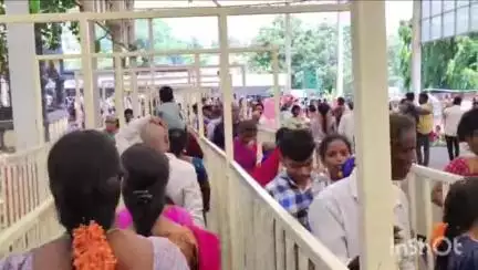 పెందుర్తి: సింహాద్రి అప్పన్న స్వామిని దర్శించుటకు సింహగిరికి పోటెత్తిన  భక్తులు