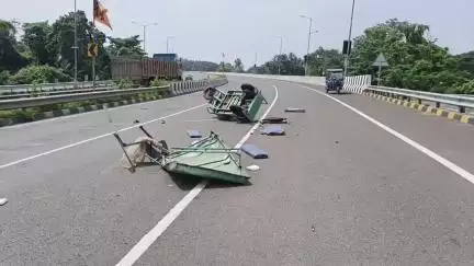 কৃষ্ণনগর ১: জোড়াকুঠি এলাকায় জাতীয় সড়কে টুকটুকি ও পুলিশের গাড়ির সংঘর্ষে আশঙ্কাজনক টুকটুকি চালক, আহত দুজন