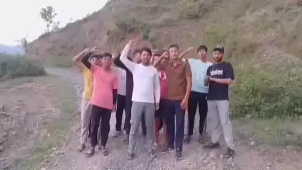 बाराकोट के क्वांरखोली पडासो शेरा सड़क में डामरीकरण की मांग पर युवाओं का प्रदर्शन पंचायत चुनाव बहिष्कार की चेतावनी।