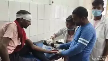 देवघर: दूध कोठी के पास टोटो और बाइक की टक्कर में 3 लोग घायल, सदर अस्पताल में इलाज जारी