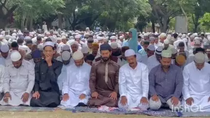 ಕೋಲಾರ: ಬಕ್ರೀದ್ ಸಂಭ್ರಮ, ನಗರದ ಈದ್ಗಾ ಮೈದಾನದಲ್ಲಿ ಮುಸ್ಲಿಂ ಬಾಂಧವರಿಂದ ಸಾಮೂಹಿಕ‌ ಪ್ರಾರ್ಥನೆ