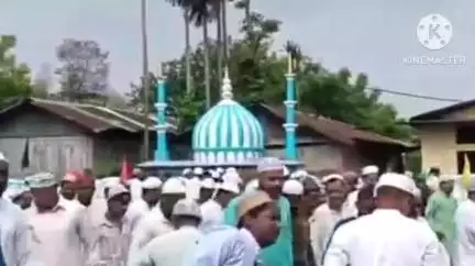 দেৰগাঁও: দেৰগাঁৱত ঈদগাহত একগোট হৈ ঈদৰ নামাজ সম্পন্ন কৰে পাঁচ শতাধিক লোকে
