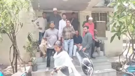 जालना: महावितरणच्या मोतीबाग सहाय्यक अभियंता कार्यालयासमोर मुस्लीम बांधवांचा ठिय्या, सकाळपासून वीजपुरवठा खंडीत #Jansamasya