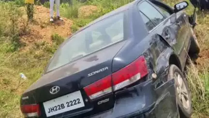 आदित्यपुर गम्हरिया: जीवनपुर नाला के पास तेज रफ्तार कार  अनियंत्रित होकर खेत में पलटी, पुलिस मौके पर पहुंची