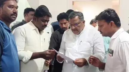 డోన్ కేంద్రీయ విద్యాలయంలో అడ్మిషన్లు ప్రారంభించాలని MLA కు వినతి పత్రం అందించిన విద్యార్థి సంఘాల నాయకులు