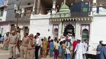 कर्वी: कर्वी के कजियाना मोहल्ला मस्जिद और उतार खाना ईदगाह में पुलिस सुरक्षा के बीच अदा की गई ईद उल अजहा की नमाज