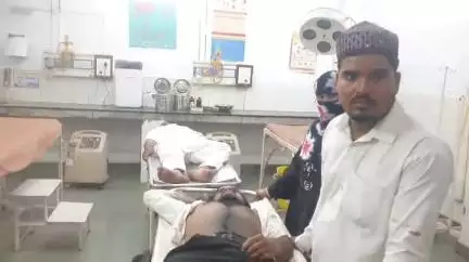 रामपुर: कस्बा टांडा में कब्र पर फूल चढ़ाने जा रहे दो युवकों को 4 लोगों ने पीट कर किया घायल, मौके पर पहुंची पुलिस