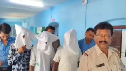 চাকদা: ভাগীরথী শিল্পাশ্রম এলাকা থেকে চাকদা থানার পুলিশের হাতে অস্ত্র সহ গ্রেপ্তার 3; উদ্ধার 1 টি পিস্তল ও 3 রাউন্ড কার্তুজ