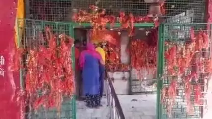 सासनी: कंकाली माता मंदिर में छत से घुसकर चोरों ने तोड़े ताले और माता का मुकुट, छत्र व दानपेटी की चोरी; दी गई तहरीर
