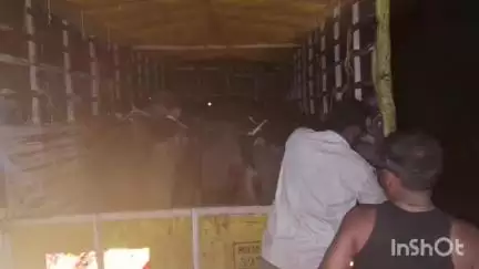 खामगाव: चिखली रोडवरील दसमेश हॉटेलसमोर जनावरांची कोंबून वाहतूक करणाऱ्या दोघांविरूध्द शिवाजीनगर पोलिसांत गुन्हा दाखल