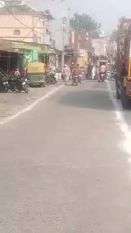 बदायूं: बिनावर थाना क्षेत्र में बिलहत रोड पर ईद के दिन बीच रोड पर नमाज पढ़ने का वीडियो सोशल मीडिया पर हुआ वायरल