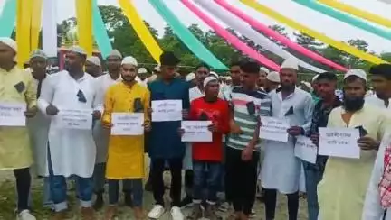 দাংতল ৰাজহ চক্ৰ: বিদেশীৰ নামত স্বদেশীক চৰকাৰে হাৰাশাস্তি কৰাৰ প্ৰতিবাদত নাঙলভাঙা ঈদগাহত ক'লা বেজ পৰিধান কৰি আমছুৰ প্ৰতিবাদ