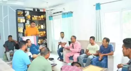হঠিনাপুৰৰ নিজ বাসভৱনত সমষ্টিবাসীক সাক্ষাৎ কৰি তেওঁলোকৰ অভাৱ-অভিযোগৰ বুজ লয় বিধায়ক ফণীধৰ তালুকদাৰে