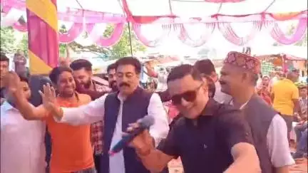 बंगाणा: पीपलू मेले में राखी गौतम व मोहित गर्ग के गीतों पर थिरके विधायक विवेक शर्मा
