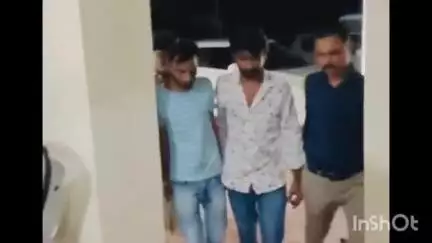 ગાંધીનગર: ગાંધીનગર અડાલજ પોલીસે સુઘડ ગામની સીમમાંથી વિદેશી દારૂની હેરાફેરી કરતા બે શખ્સોને ઝડપી પાડ્યા