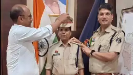 जांजगीर: महिला सेल में पदस्थ निरीक्षक सत्यकला रामटेके को उप पुलिस अधीक्षक पद पर किया गया पदोन्नत, एसपी ने लगाया स्टार
