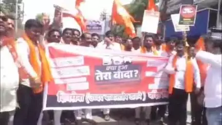 नांदेड: विद्युत नगर येथे खासदार अजित गोपछडे यांच्या कार्यालयासमोर शिवसेना ठाकरे गटाचे विविध मागण्यांसाठी आंदोलन