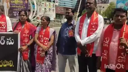 కరీంనగర్: ఆపరేషన్ కగార్‌ను వెంటనే నిలిపివేయాలని కరీంనగర్‌లో CPI, CPM జిల్లా కమిటీల ఆధ్వర్యంలో నల్ల జెండాలతో నిరసన