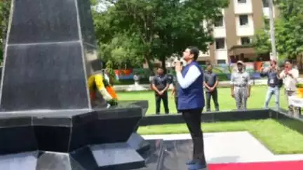 गडचिरोली: शहीद जवानांच्या स्मृतीस मुख्यमंत्री फडणवीस यांच्याकडून अभिवादन..पोलीस मुख्यालयातील शहीद स्मारकावर पुष्पचक्र अर्पण