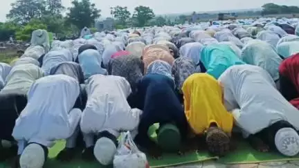 ಹುಲಸೂರ: ಪಟ್ಟಣದ ಇದ್ಗಾ ಮೈದಾನದಲ್ಲಿ ಪವಿತ್ರ ಬಕ್ರೀದ್ ಹಬ್ಬದ ನಿಮಿತ್ತ ಮುಸ್ಲಿಂ ಬಾಂಧವರಿಂದ ಸಾಮೂಹಿಕ ಪ್ರಾರ್ಥನೆ ಸಲ್ಲಿಕೆ