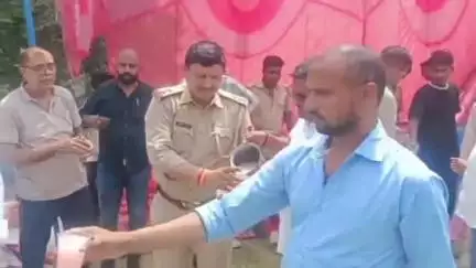 हसनपुर: रहरा थाना क्षेत्र में एकादशी के अवसर पर थाने के सामने बड़े स्तर पर शरबत का वितरण किया गया