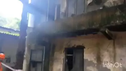 ठाणे: कोळशेत येथे चाळीस वर्षे जुने बांधकाम असलेल्या इमारतीचा काही भाग कोसळला, सुदैवाने जीवितहानी नाही