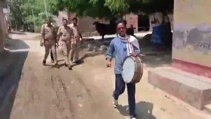 बांसडीह: रुकुनपुरा ग्राम सभा में बांसडीह पुलिस ने फरार दो अभियुक्तों के घर सीआरपीसी 82 के तहत की कार्रवाई
