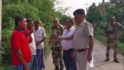 কৃষ্ণনগর ১: CRPF ও রাজ্য পুলিশের উপস্থিতিতে কালীগঞ্জ বিধানসভা কেন্দ্রে রুটমার্চ বাহিনীর ও স্থানীয় বাসিন্দাদের সাথে মতবিনিময়