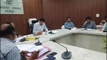 गाज़ीपुर: गाजीपुर कलेक्ट सभागार में जिलाधिकारी अविनाश कुमार की अध्यक्षता में प्राथमिकता वाली योजनाओं की हुई समीक्षा बैठक