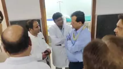 तिर्वा: तिर्वा मेडिकल कॉलेज में चिकित्सा शिक्षा प्रमुख ने किया निरीक्षण, कहा- जल्द शुरू होगा कैंसर अस्पताल