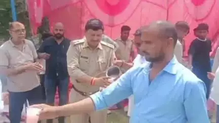 हसनपुर: रहरा थाना क्षेत्र में एकादशी के अवसर पर थाने के सामने बड़े स्तर पर शरबत वितरण कार्यक्रम का आयोजन किया गया