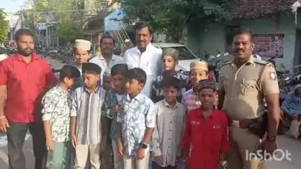 மயிலாடுதுறை: கூரைநாட்டு பெரிய பள்ளிவாசலில் பக்ரீத் பண்டிகை முன்னிட்டு இஸ்லாமியர்களுடன் கொண்டாடிய எம்எல்ஏ