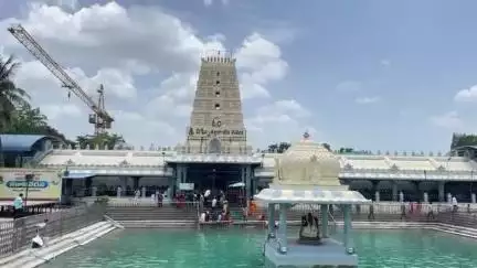 పూతలపట్టు: కాణిపాకం ఆలయంలో కిక్కిరిసిన భక్తులు