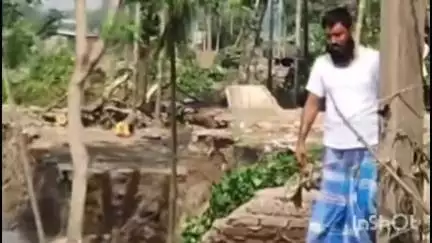 মানকাচৰ: ঈদৰ দিনাও ফকিৰগঞ্জৰ ওৱাহাব বজাৰত তীব্ৰ গৰা খহনীয়া,জাহ যায় কেইবাটাও দোকান