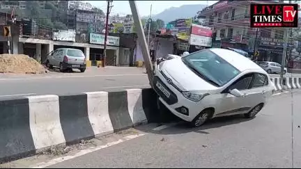 सोलन में अनियंत्रित होकर डिवाइडर पर चढ़ी कार
