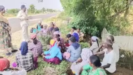 సిద్దిపేట అర్బన్: 3 టౌన్ పోలీస్ స్టేషన్ పరిధిలోని మిట్టపల్లిలో ఉపాధి హామీ కార్మికులకు ఆహ్వాన కార్యక్రమం నిర్వహించిన షీ టీం