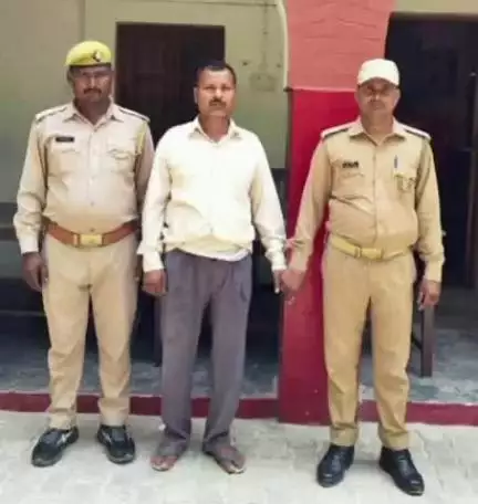 बीघापुर: बारासगवर थाना पुलिस ने सथनीबालाखेड़ा से वारंटी अभियुक्त को किया गिरफ्तार
