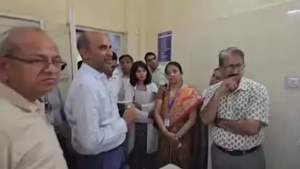 सांगानेर: चिकित्सा शिक्षा सचिव ने जयपुरिया और कांवटिया अस्पताल पहुंचकर क्यू मैनेजमेंट सिस्टम का लिया जायजा