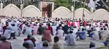 महेशपुर: महेशपुर में बकरीद की नमाज के लिए सुबह 8 बजे ईदगाह पहुंचे लोग, दी एक दूसरे को मुबारकबाद