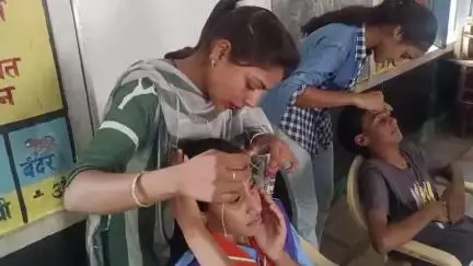 सरदारशहर: अंबेडकर मोहल्ला के राजकीय स्कूल में स्काउट गाइड द्वारा 100 से ज्यादा छात्राओं को प्रशिक्षण देकर आत्मनिर्भर बनाया जा रहा