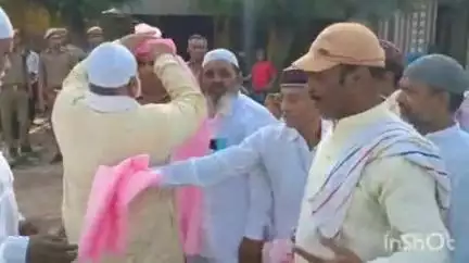 एत्मादपुर: कस्बा खंदौली में अदा की गई ईद उल अजहा की नमाज, मुस्लिम समाज के लोगों ने थाना प्रभारी का किया स्वागत
